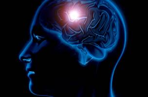 Neurologista destaca pressão alta e diabetes descontrolada como causas frequentes do AVC (Foto: Reprodução/kjpargeter/Freepik/Imagem ilustrativa)