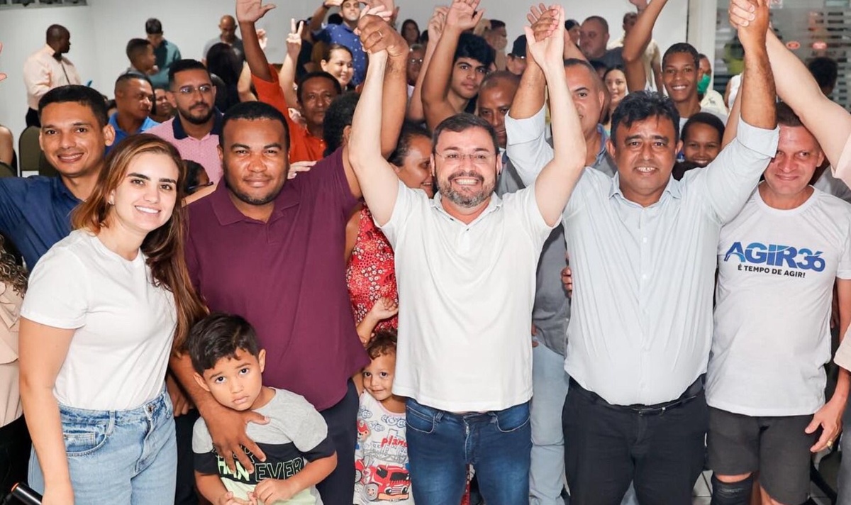 Ninguém solta a mão. Roberto ao lado do candidato Fábio Novo