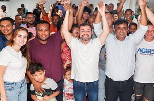 Ninguém solta a mão. Roberto ao lado do candidato Fábio Novo (Foto: Reprodução)
