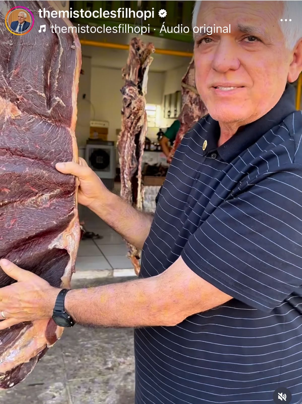 Nojento: sem a menor noção de higiene, o vice governador contamina a carne de sol. Vê como ele “amacia” a carne num varal de venda em Campo Maior