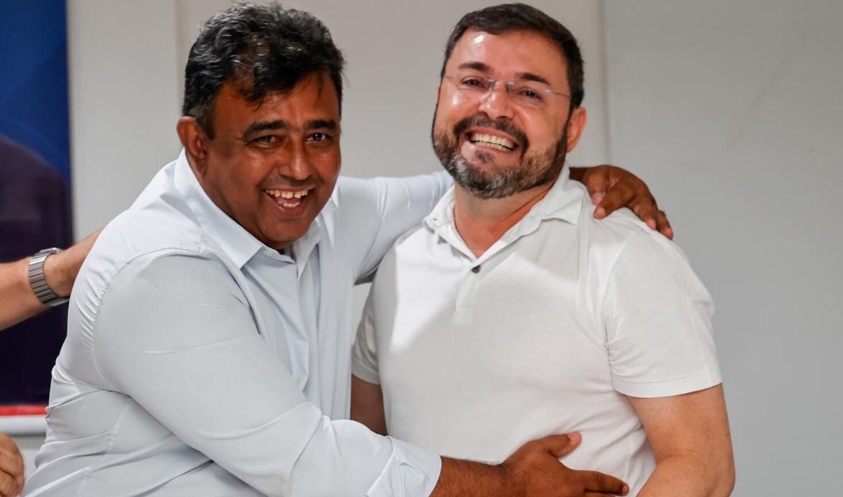 O alegre candidato Roberto com muita intimidade com Fábio Novo
