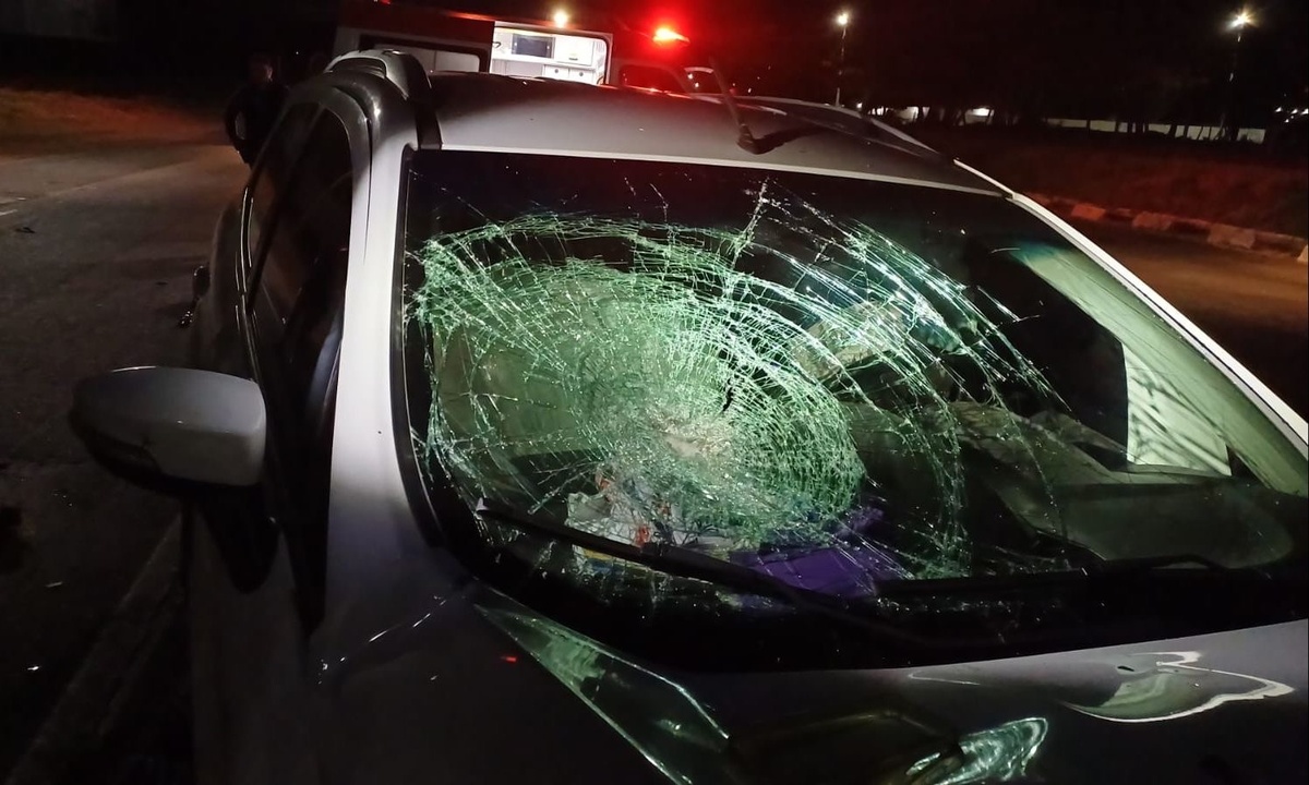 O homem foi lançado sobre o carro devido ao impacto da batida