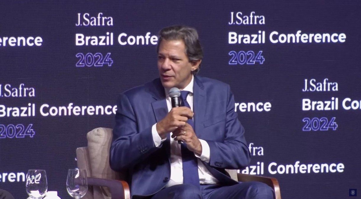 O ministro da Fazenda, Fernando Haddad, em evento do Banco Safra nesta quarta-feira (25)• Reprodução: Youtube/Safra