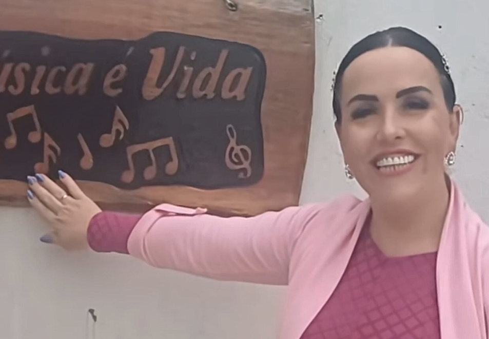 Paula Camargo retira jingle de duplo sentido após repercussão negativa e intervenção do Ministério Público.