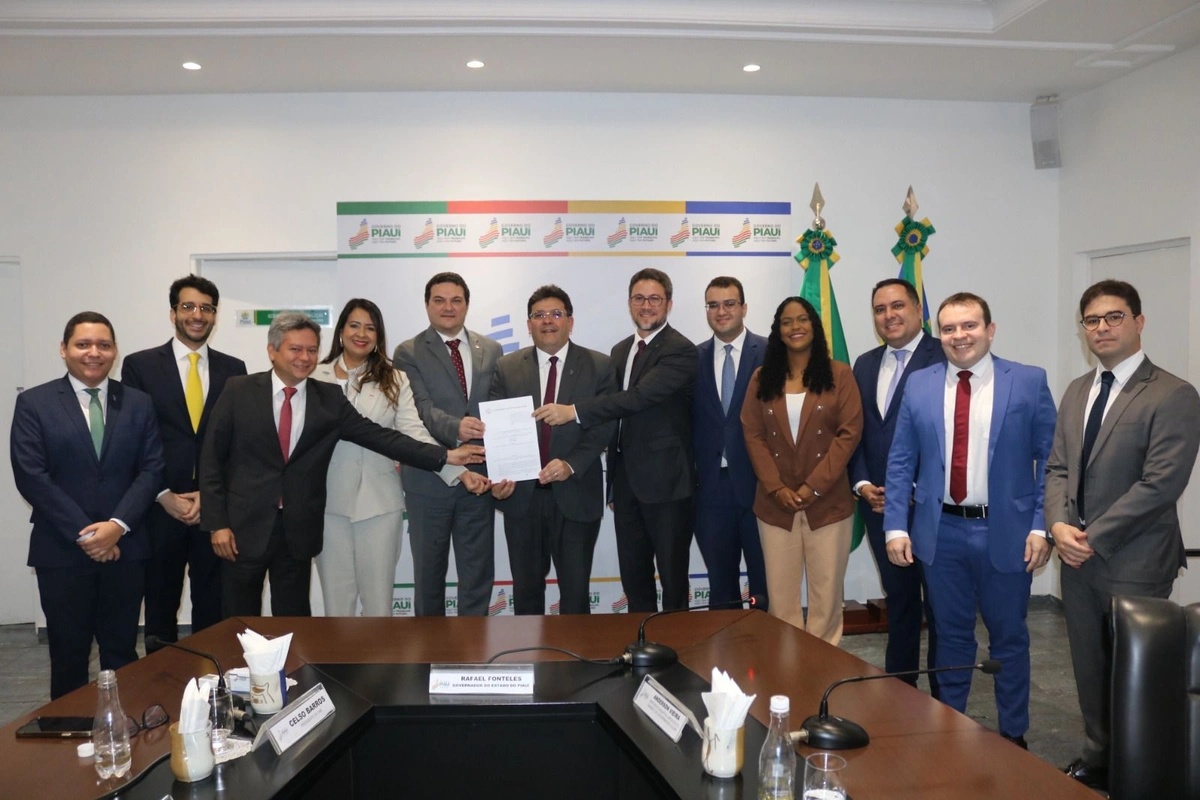 Rafael com dirigentes da OAB sancionado a lei do advogado dativo