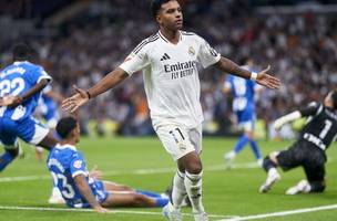 Rodrygo comemora seu gol contra o Alavés• Mateo Villalba/Getty Images (Foto: • Mateo Villalba/Getty Images)