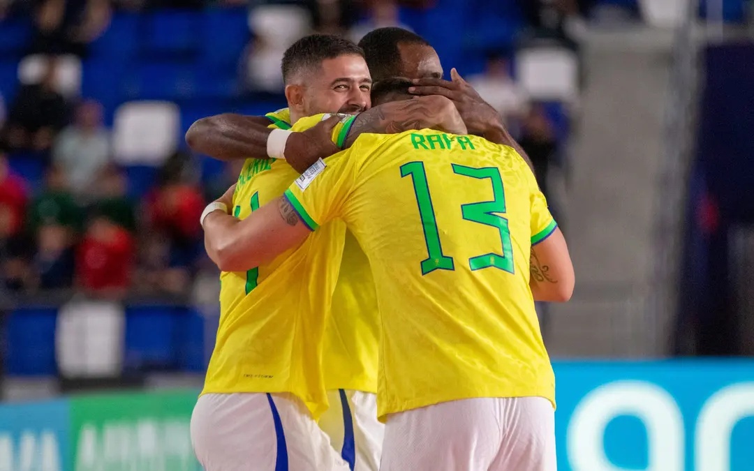Seleção Brasileira termina fase de grupos invicta e aguarda adversário nas oitavas de final.