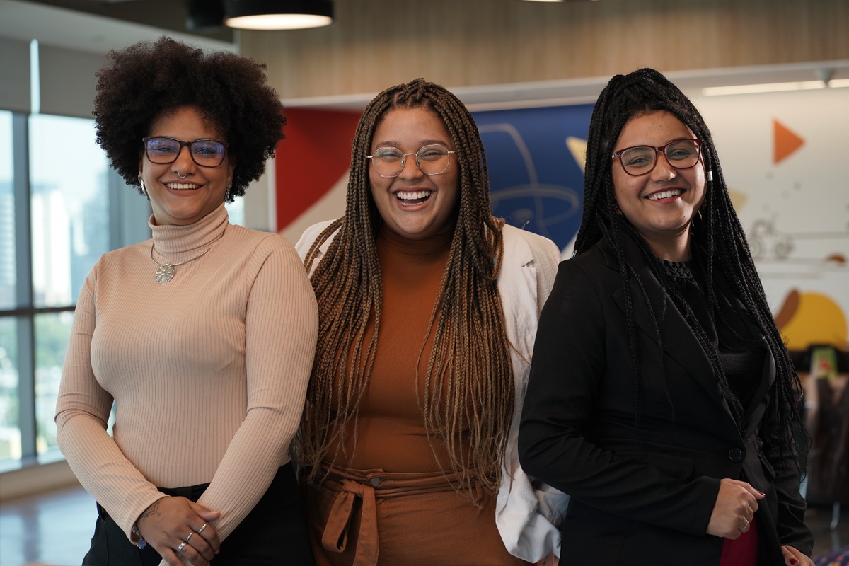 Tuanny Cravo, trainee People; Juliana Da Hora, Trainee EHS e Rita Caprato, Trainee Vendas.