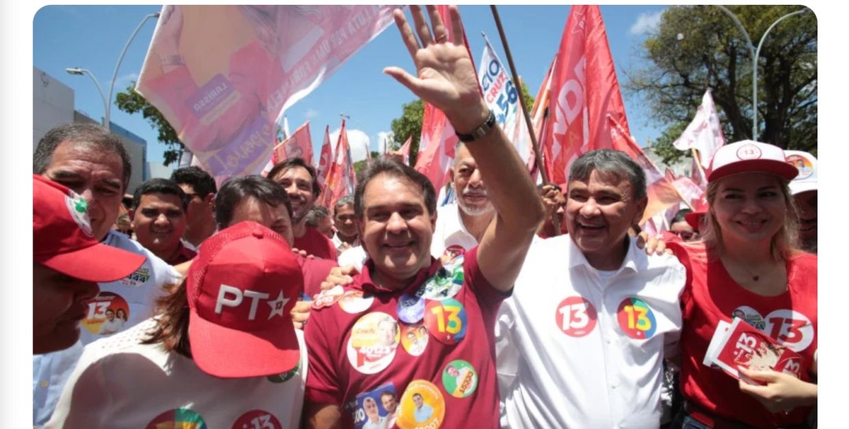 Wellington Dias, de camisa branca, representando Lula em caminhada em Fortaleza.