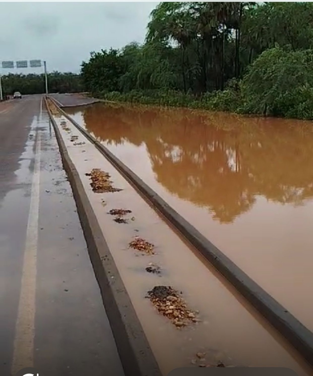 A obra do anel viário do prefeito Ednei Amorim debaixo d’água. Só falta a canoa