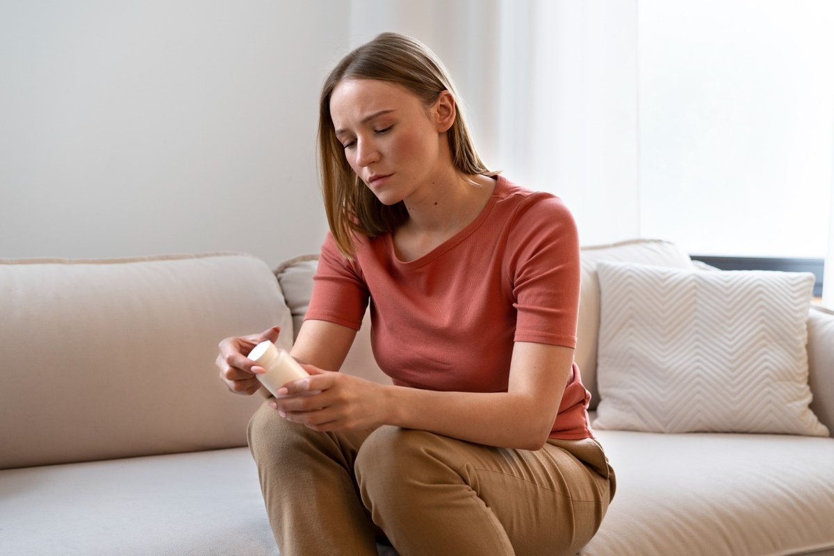 Alterações hormonais podem causar desconfortos físicos e emocionais em mulheres.
