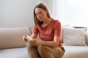 Alterações hormonais podem causar desconfortos físicos e emocionais em mulheres. (Foto: Reprodução | Divulgação)