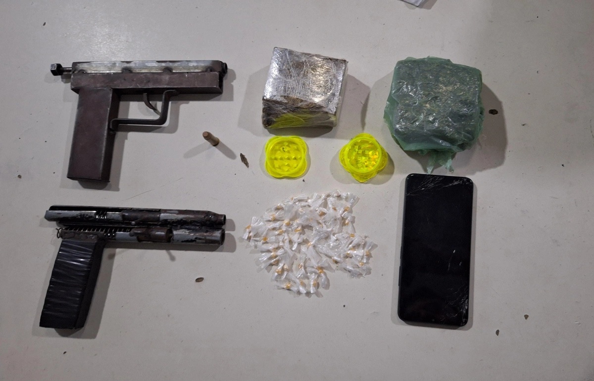 Armas de fogo e drogas apreendidas pela Polícia Militar no bairro Buenos Aires, zona norte de Teresina.