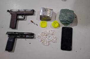 Armas de fogo e drogas apreendidas pela Polícia Militar no bairro Buenos Aires, zona norte de Teresina. (Foto: Reprodução | Polícia Militar)