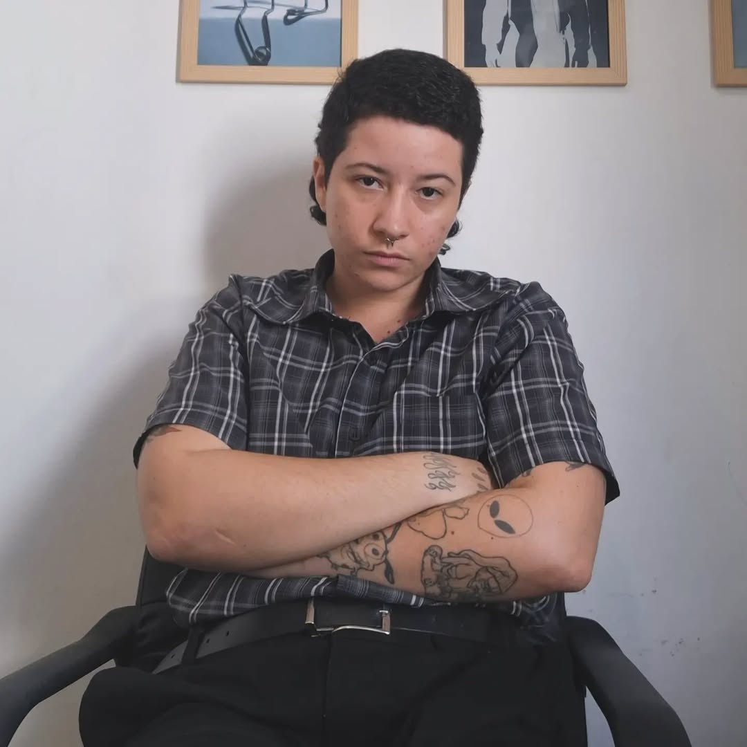 Ayan é pisicologue e mestrande em psicologia. Como produtore cultural e artivista dissidente, integra o Coletivo 086 e a Bixaria Crew.
