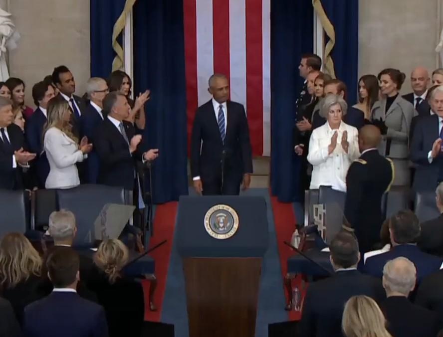 Barack Obama é anunciado sozinho em juramento de Donald Trump no Capitólio