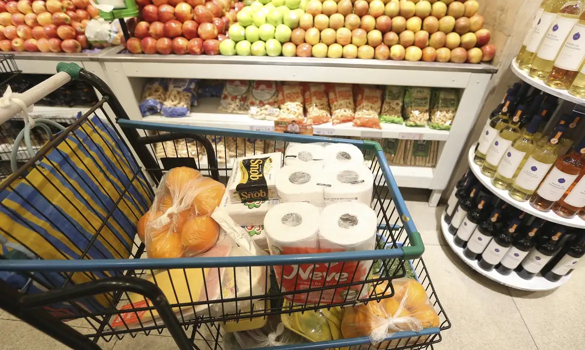 Bebidas açucaradas e alcoólicas enfrentam aumento de impostos após redução em outros alimentos.