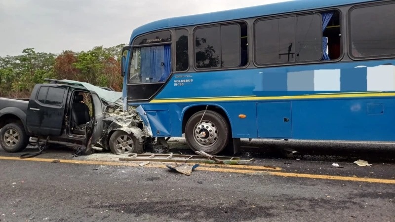 Colisão entre onibus e caminhonete faz 8 vítimas na BR-316