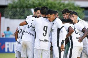 Copinha: jogadores do Botafogo reunidos no gramado (Foto: Henrique Lima/ BFR)