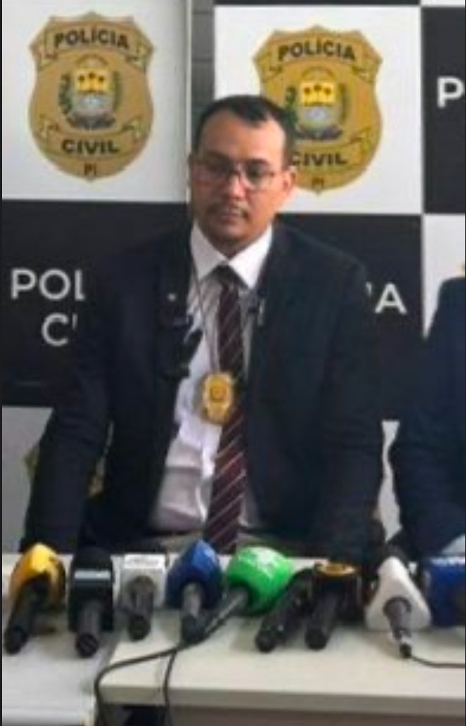 Delegado Abimael: tenta explicar e não consegue a patacoada policial. Mas não entrega ninguém