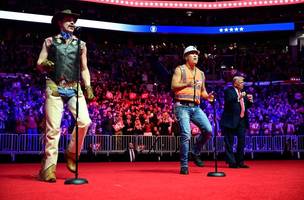 Grupo Village People e Trump no domingo (Foto: Jim WATSON / AFP)