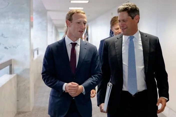 Mark Zuckerberg ao lado de Joel Kaplan.