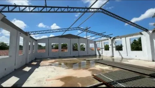 Nova biblioteca conta com dois pavimentos e plataforma elevatória para acessibilidade.
