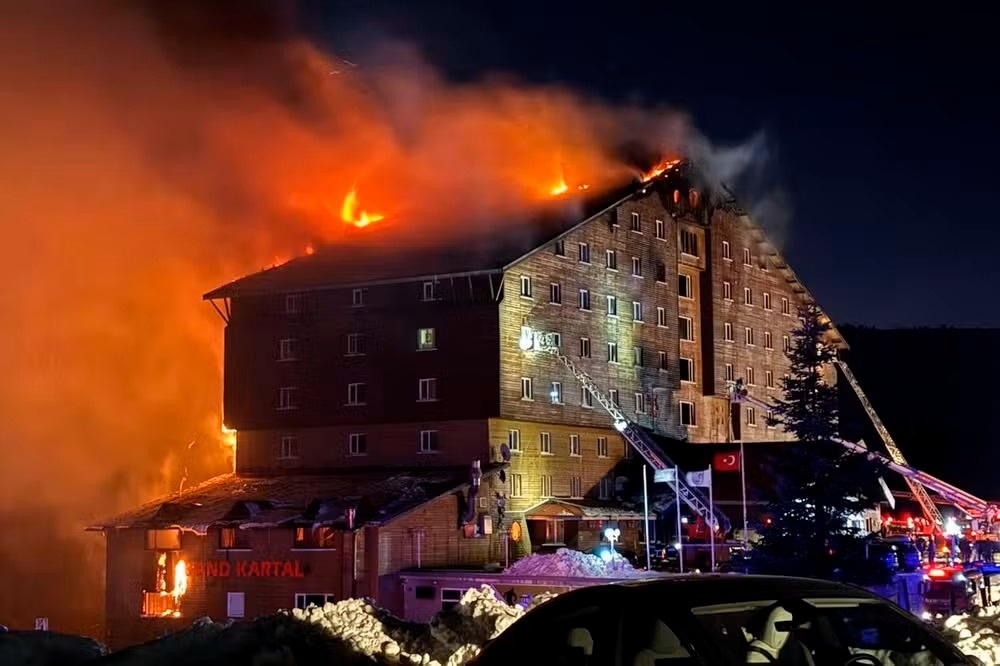 O hotel hospedava aproximadamente 234 pessoas, incluindo funcionários.