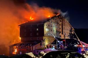 O hotel hospedava aproximadamente 234 pessoas, incluindo funcionários. (Foto: Reprodução/IHA via AP)