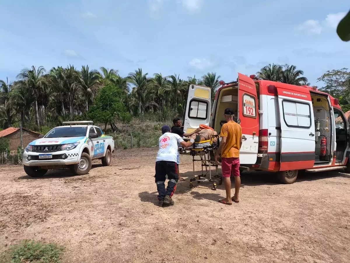 O suspeito sendo socorrido por uma ambulância do Serviço de Atendimento Móvel de Urgência (Samu)
