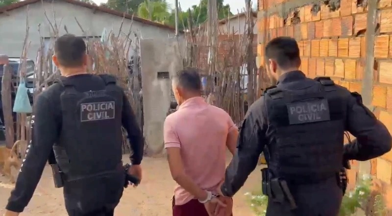 Padstro sendo conduzido à delegacia