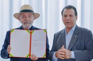 Presidente Lula acompanhado do ministro do Trabalho e Emprego, Luiz Marinho durante assinatura do decreto que reajusta valor do salário mínimo. (Foto: Reprodução/Claudio Kbene / PR)