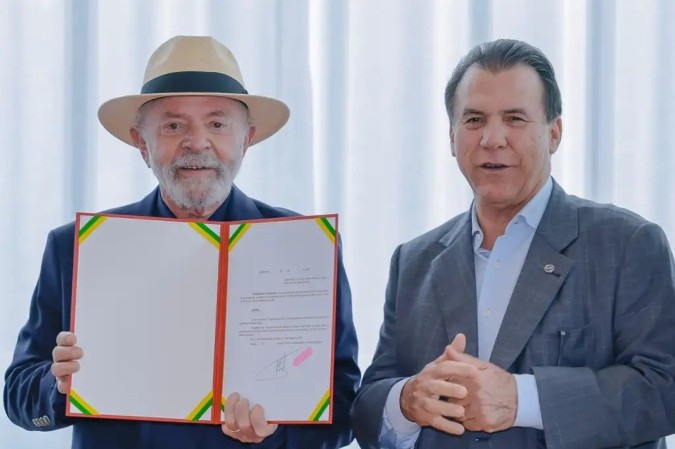Presidente Lula acompanhado do ministro do Trabalho e Emprego, Luiz Marinho durante assinatura do decreto que reajusta valor do salário mínimo.