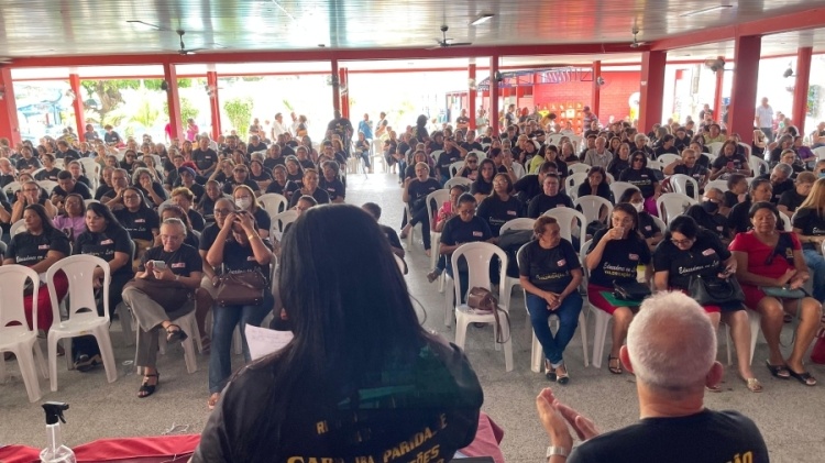 Reunião onde profissionais da educação decidiram pela paralisação