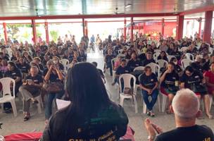 Reunião onde profissionais da educação decidiram pela paralisação (Foto: Sinte-PI)