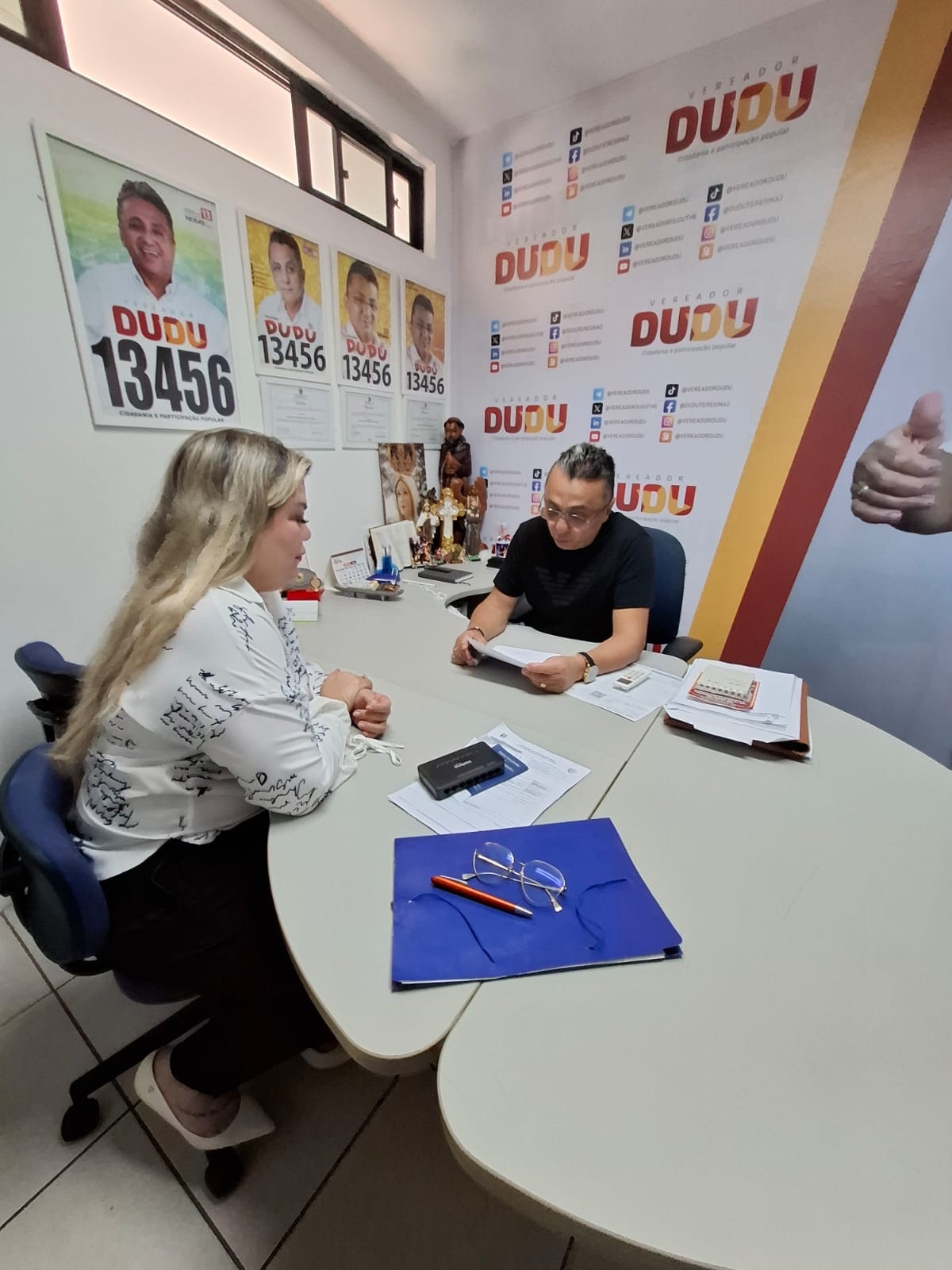 Samantha (PP) e Dudu (PT) durante assinatura de apoio ao PL da inocência nas escolas