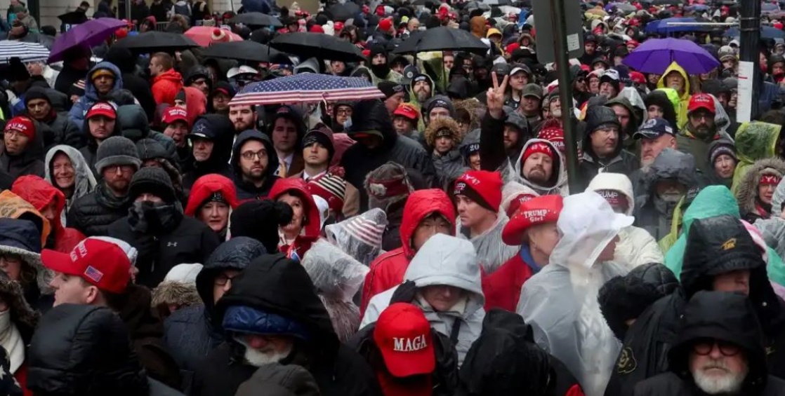 Sob frio intenso, muitos estavam na frente do Capitol One Arena