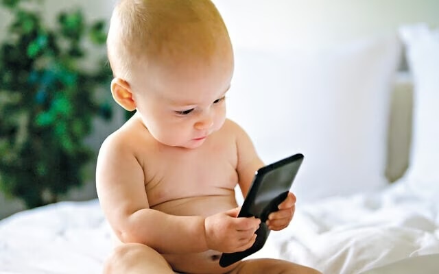 Uso de telas no primeiro ano causa atraso na fala