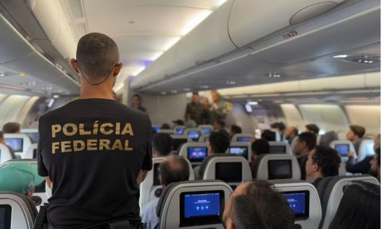 Voo da FAB com brasileiros deportados pelos EUA chegou em Belo Horizonte na noite deste sábado