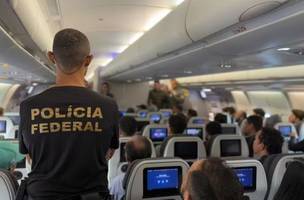 Voo da FAB com brasileiros deportados pelos EUA chegou em Belo Horizonte na noite deste sábado (Foto: Divulgação /Ministério da Justiça)