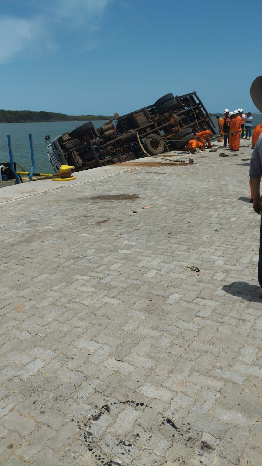 Caminhão tomba no Porto de Luís Correia