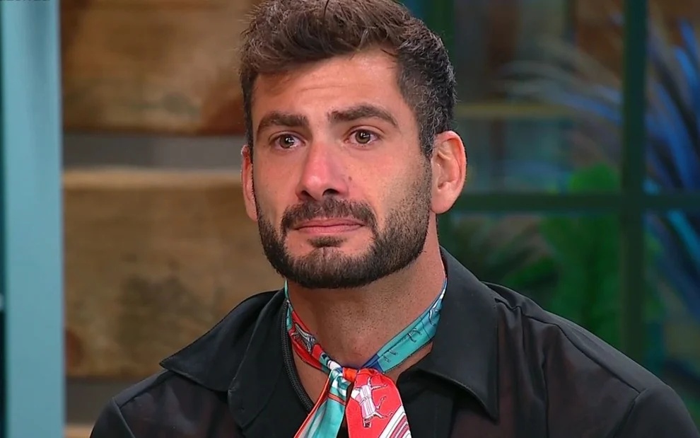 Nizam Hayek chora ao ser eliminado de A Fazenda