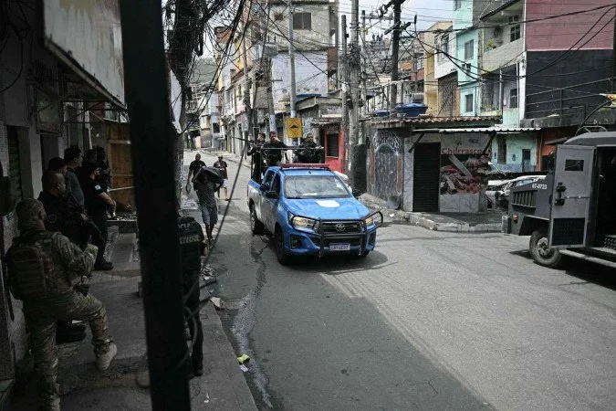Maior operação da história do Rio deixa 20 mortos e 81 presos no Alemão ...