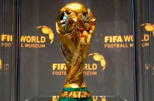 Troféu da Copa do Mundo: edição de 2034 pode ter novidade no calendário (Foto: Fabrice Coffrini / AFP)