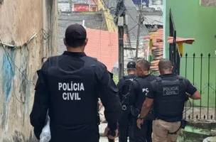 A ação, que mobilizou mais de 400 policiais civis e militares, incluiu 46 mandados de busca e apreensão, além do bloqueio de 51 contas bancárias vinculadas à organização criminosa. (Foto: Divulgação/PC)