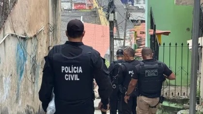 A ação, que mobilizou mais de 400 policiais civis e militares, incluiu 46 mandados de busca e apreensão, além do bloqueio de 51 contas bancárias vinculadas à organização criminosa.
