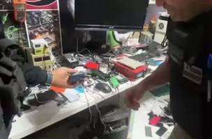 Aparelho usado para desbloquear celular (Foto: Reprodução/TV Globo)