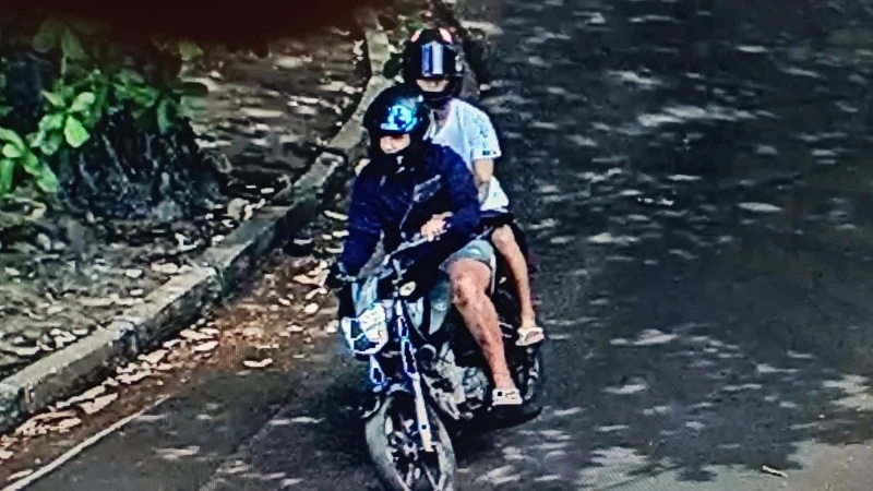 Câmeras de segurança registraram os criminosos em uma motocicleta