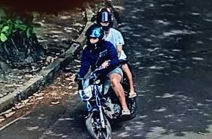 Câmeras de segurança registraram os criminosos em uma motocicleta (Foto: Reprodução)