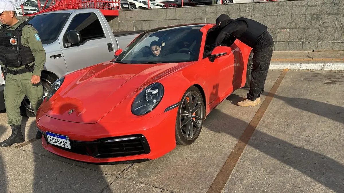 Carros de luxo foram apreendidos durante a operação
